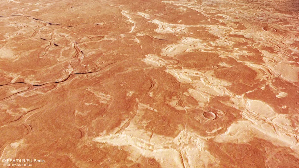 Mars se menja: Vulkanski pepeo i skriveni led na novim snimcima Mars Expressa