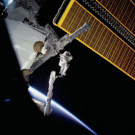 Chris Hadfield: Zašto nas je Artemis II pogodio — i zašto na Mesec treba povesti gitaru