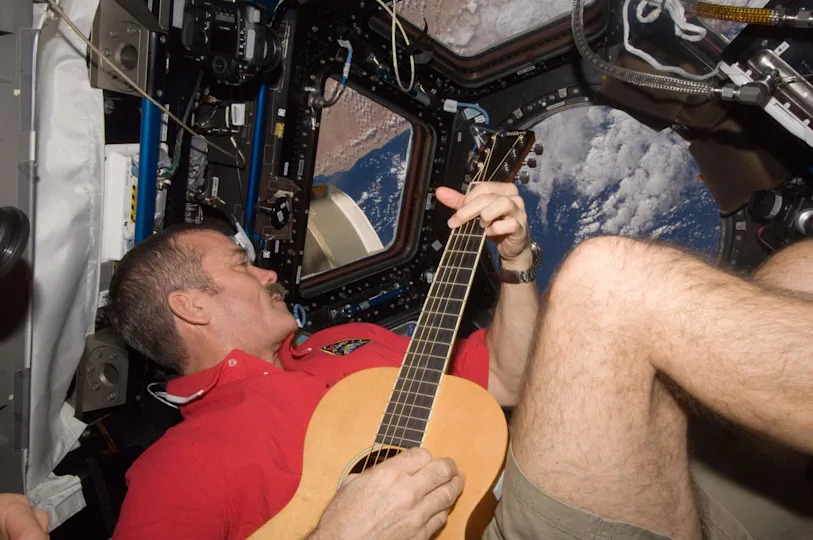Chris Hadfield: Zašto nas je Artemis II pogodio — i zašto na Mesec treba povesti gitaru