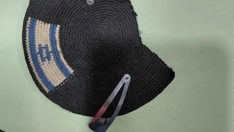 Priveden u Izraelu zbog kipa sa izraelskom i palestinskom zastavom — tvrdi da mu je policija oštetila verski predmet