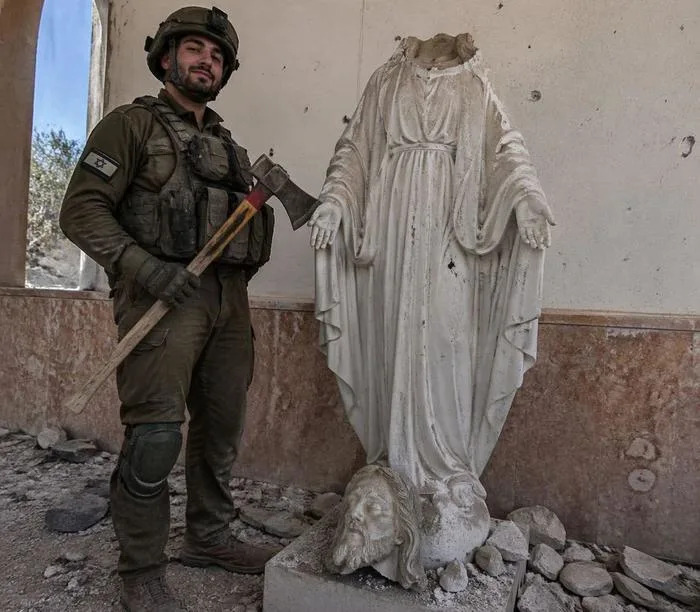 Provera činjenica: Slika IDF vojnika sa sekirom pored bezglave hrišćanske statue je lažna — AI-generisana