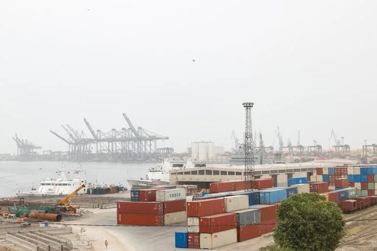 3.000 kontejnera zaglavljeno u Karachiju — Iran traži kopnene rute preko Pakistana
