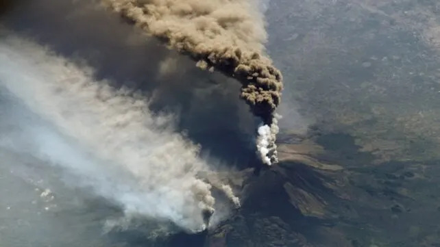 Zašto Etna Stalno Izbacuje Alkalnu Magmu? Novi Dokazi O 'Petit-Spot' Mehanizmu