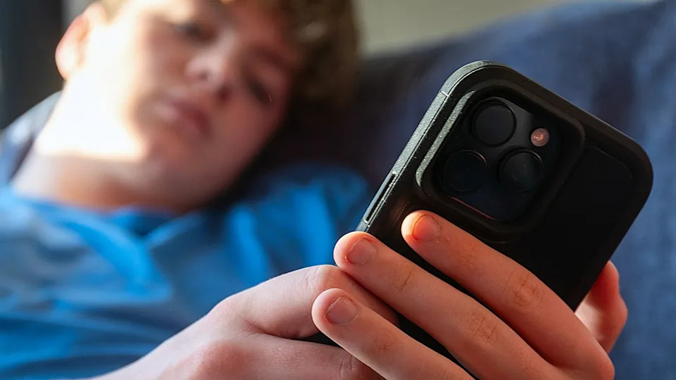 LAUSD Votes 6-0 to Curb Student Screen Time, Prioritizes Pen-and-Paper Learning
