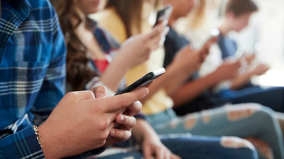 LAUSD Votes 6-0 to Curb Student Screen Time, Prioritizes Pen-and-Paper Learning
