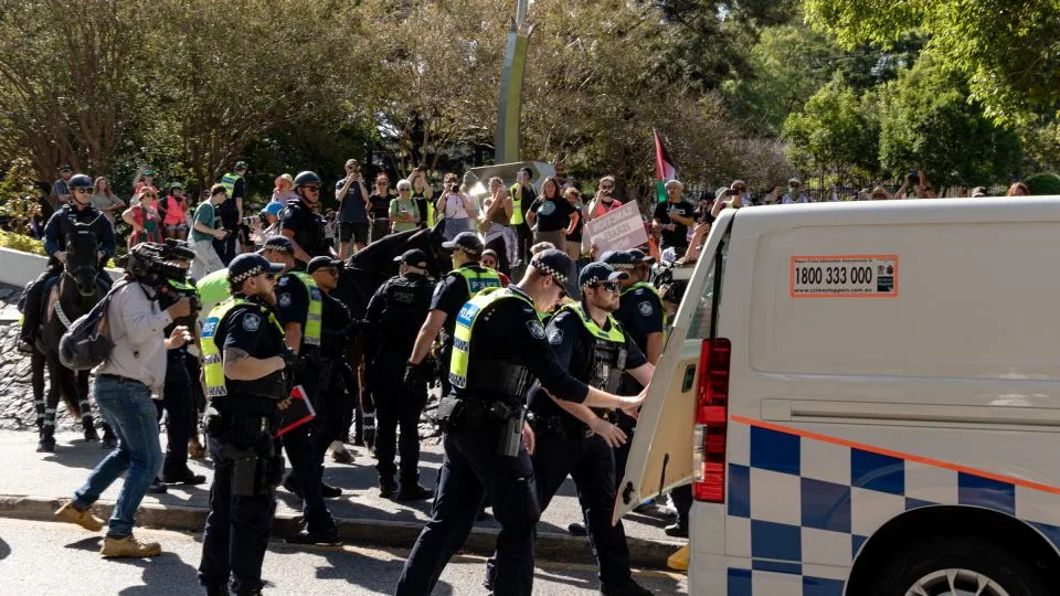 Pro-palestinski Aktivisti U Brisbaneu Pevali „Two Strong Hearts“ Nakon Zabrane Slogana — 25 Privedenih Po Novom Zakonu