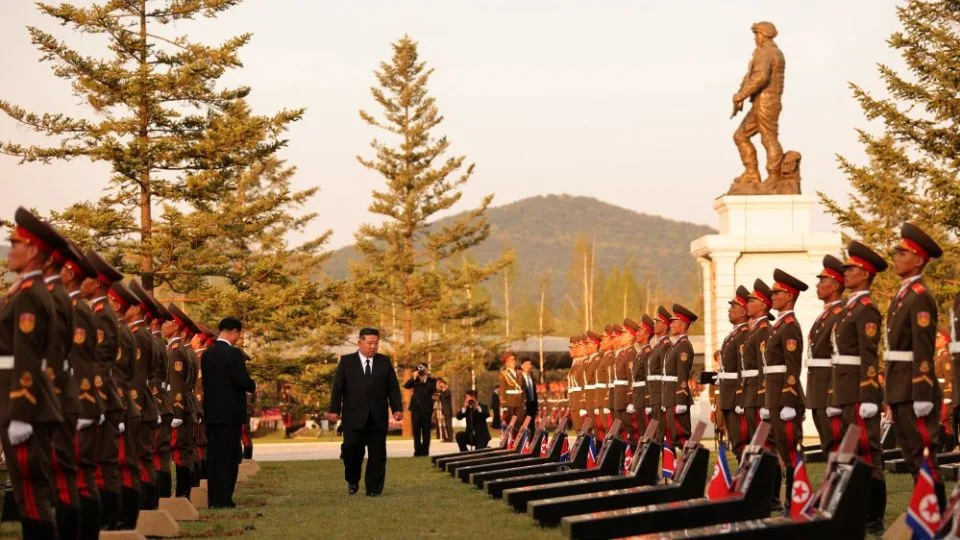 Kim Jong Un Hvali Vojnike Koji Su Izabrali Smrt Umesto Zarobljavanja Na Otvaranju Memorijala