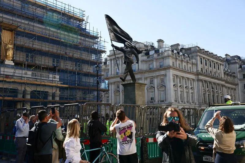 Banksy Postavio Provokativnu Skulpturu Muškarca Sa Zastavom Blizu The Mall-a