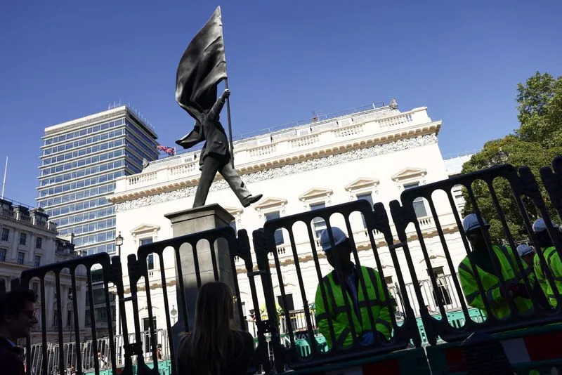 Banksy Postavio Provokativnu Skulpturu Muškarca Sa Zastavom Blizu The Mall-a
