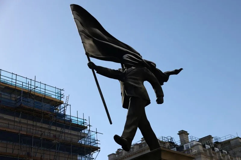 Banksy Postavio Provokativnu Skulpturu Muškarca Sa Zastavom Blizu The Mall-a
