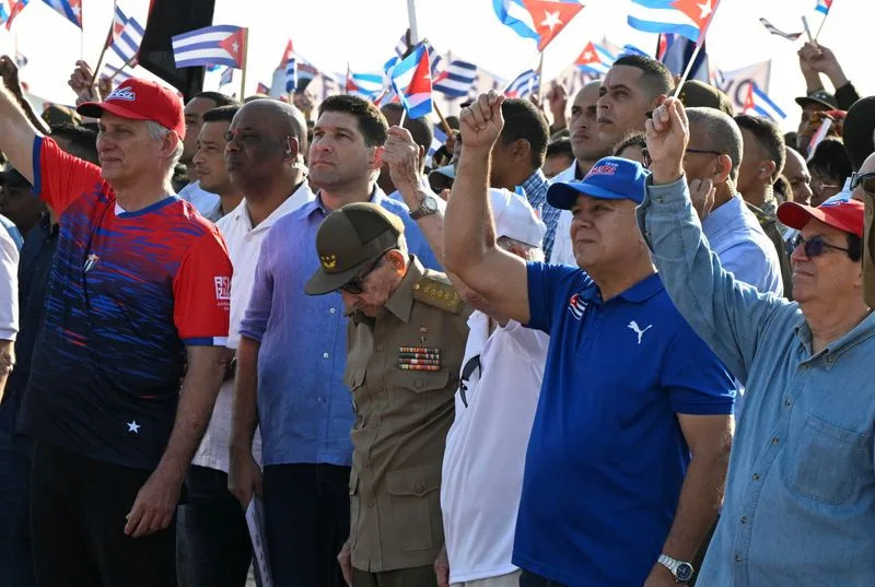 Raul Castro (94) Pridružio Se Prvomajskom Maršu U Havani Dok Rastu Tenzije Sa SAD