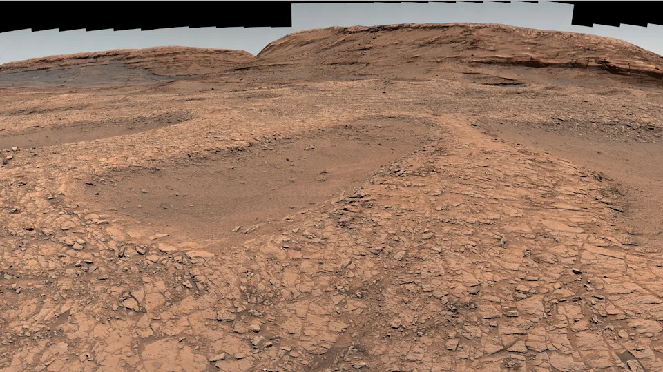 Pogled iz Dve Perspektive: Curiosity i Perseverance Objavile Impresivne Panorame Marsa