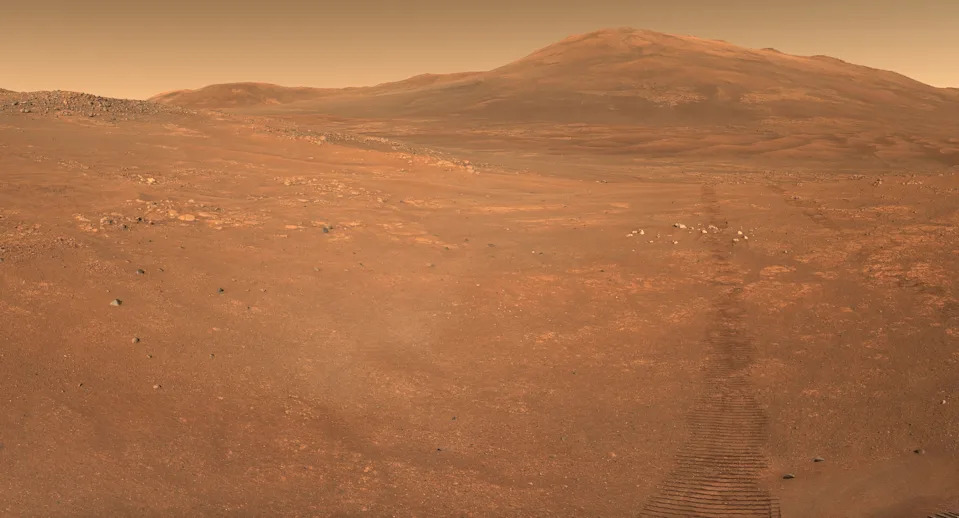 Pogled iz Dve Perspektive: Curiosity i Perseverance Objavile Impresivne Panorame Marsa