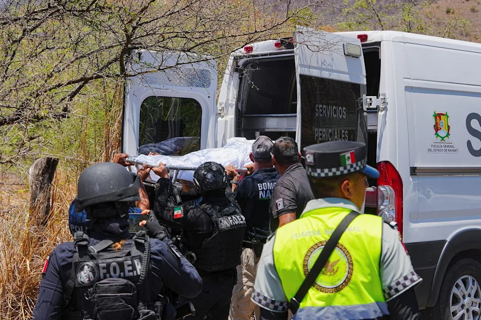 11 Killed and Dozens Injured After Tourist Bus Overturns Near Amatlán de Cañas, Mexico