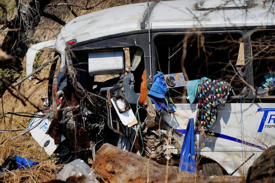 11 Killed and Dozens Injured After Tourist Bus Overturns Near Amatlán de Cañas, Mexico