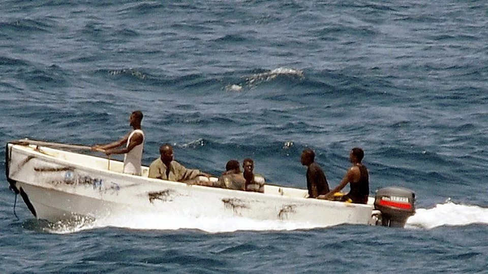 Somalijski pirati u savezu s Houthijima ciljaju trgovačku rutu nafte vrednu 1 bilion dolara — vraća se taktika otmica