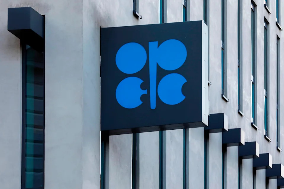 OPEC+ Najavio Skroman Porast Proizvodnje — 188.000 Barela Dnevno Dok Iran Drži Hormuški Moreuz
