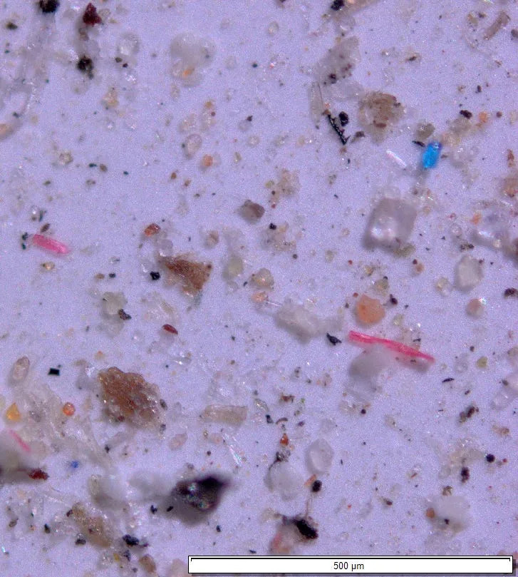 Mikroplastika u vazduhu: kako sitne obojene čestice doprinose zagrevanju planete