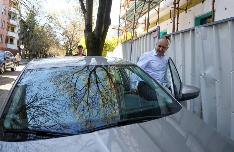 Iotova Predaje Mandat Pobedničkoj Stranci Rumena Radeva — Vlada Se Očekuje 8. Maja