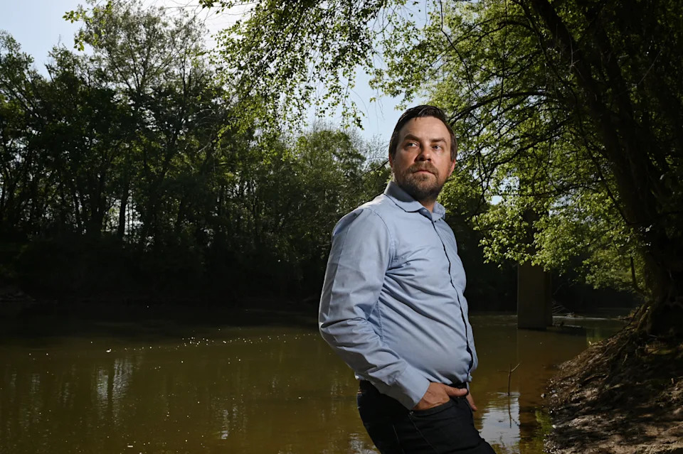 PFAS U Česmi: Kako Je Industrija Tepih Zagadila Severozapadnu Džordžiju — I Zašto Država Nije Reagovala