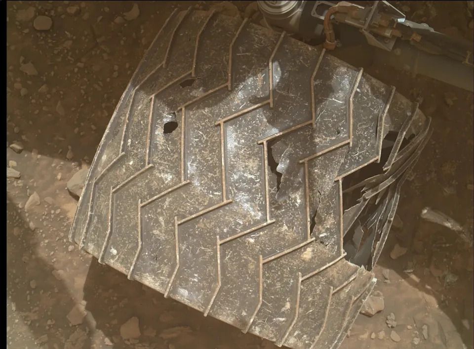 Šta je šest godina vožnje po Marsu uradilo točkovima rovera Curiosity? (video)