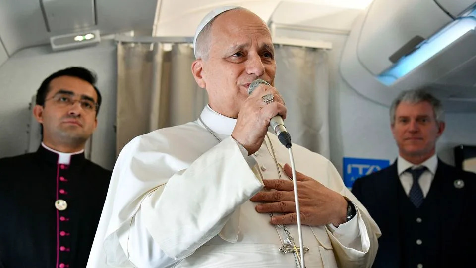 Prva Godina Pape Lea XIV: Stil, Stavovi i Uticaj Prvog Pape Iz SAD