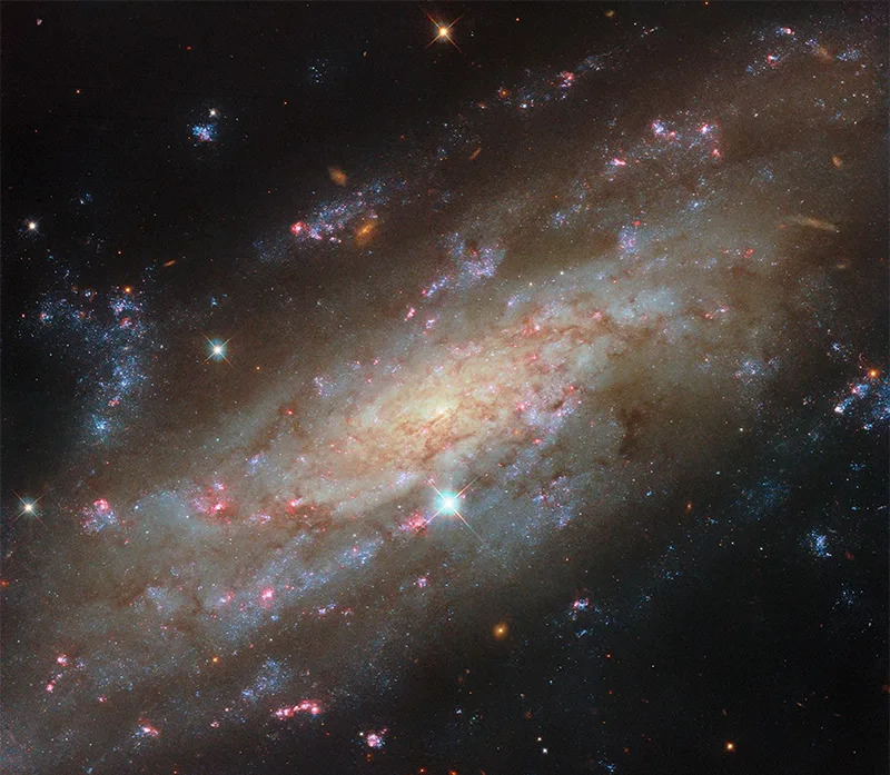 Hablov teleskop snimio NGC 3137: kompozitna fotografija otkriva mlade zvezde i crvene magline