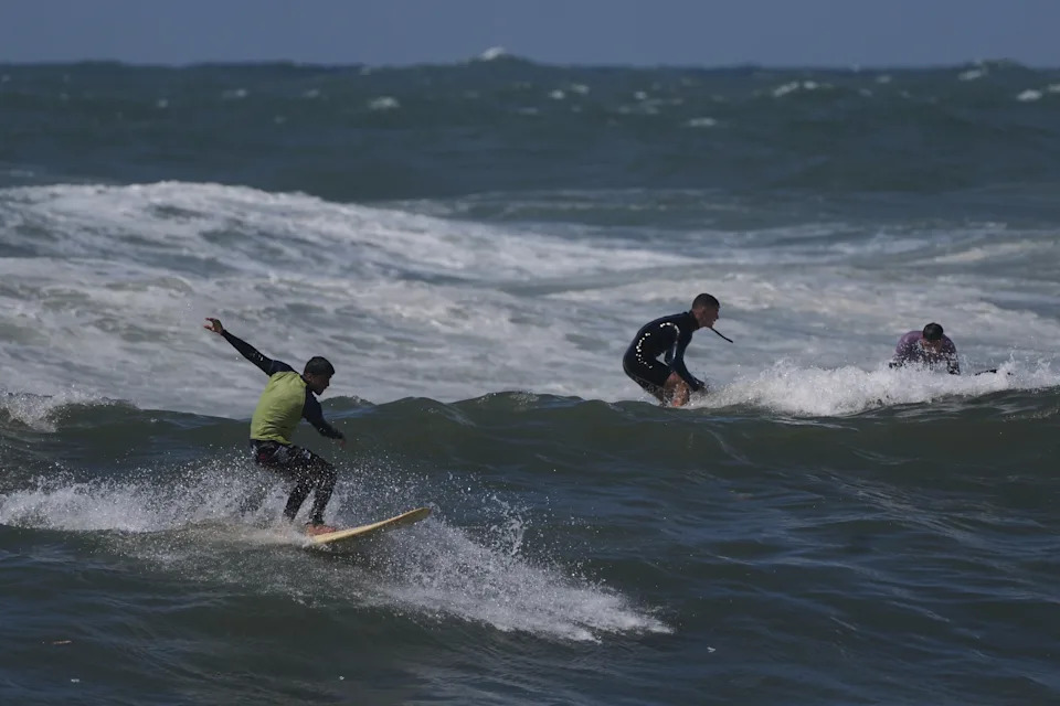 Surferi u Gazi Nalaze Kratkotrajnu Radost Na Talasima Uprkos Ratu
