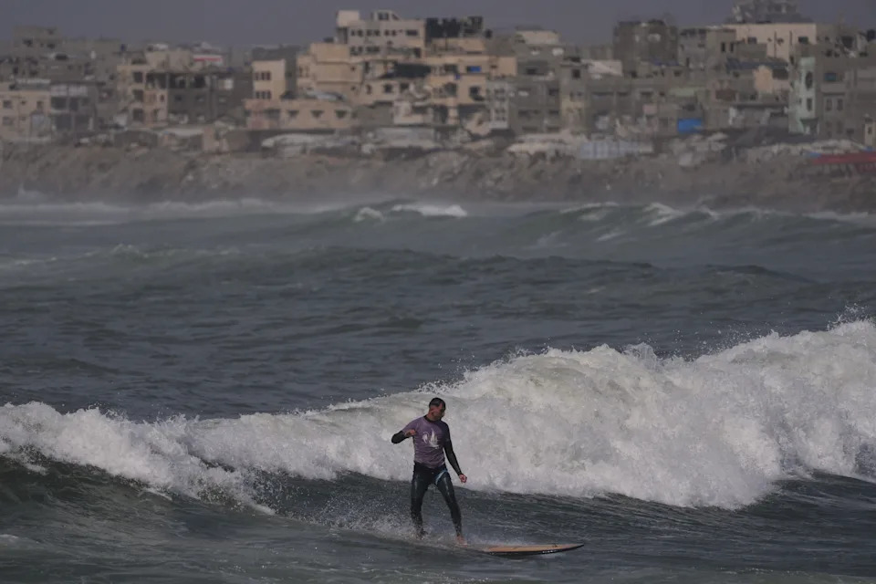 Surferi u Gazi Nalaze Kratkotrajnu Radost Na Talasima Uprkos Ratu
