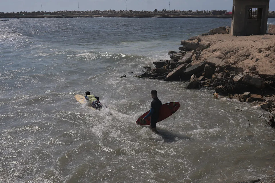 Surferi u Gazi Nalaze Kratkotrajnu Radost Na Talasima Uprkos Ratu