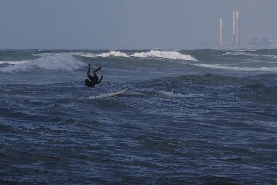 Surferi u Gazi Nalaze Kratkotrajnu Radost Na Talasima Uprkos Ratu