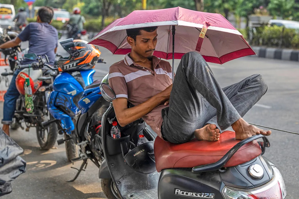 Iran Conflict Triggers Fuel Shortages in Bangladesh, Cutting Incomes and Threatening Garment Exports