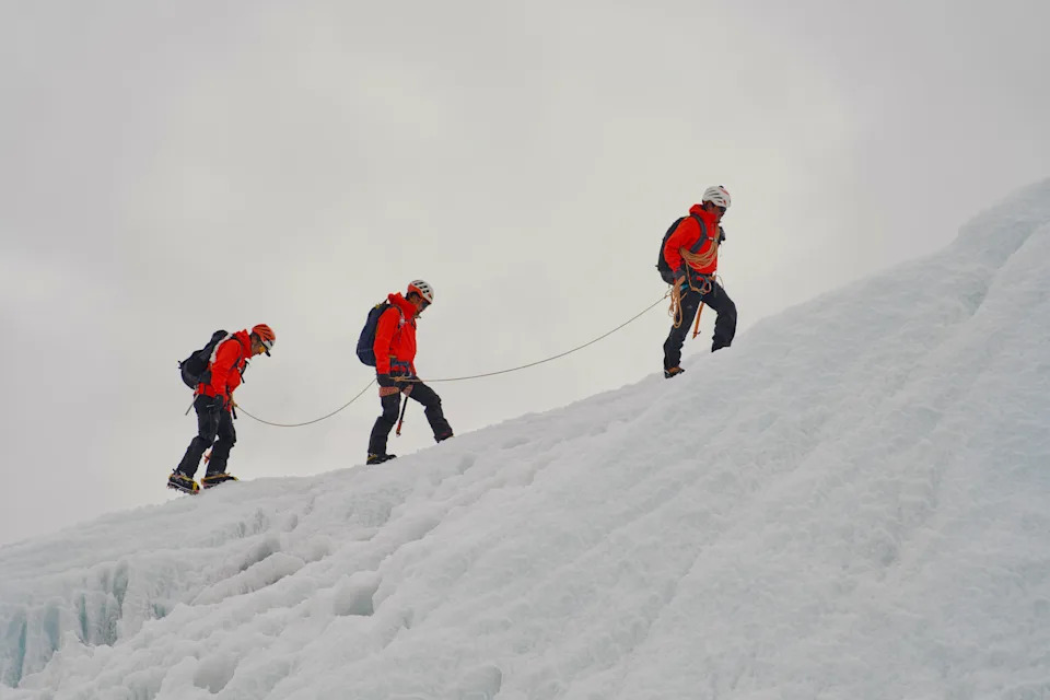 Everest: Stotine Penjača Uprkos Opasnom Seraku i Rastućim Troškovima