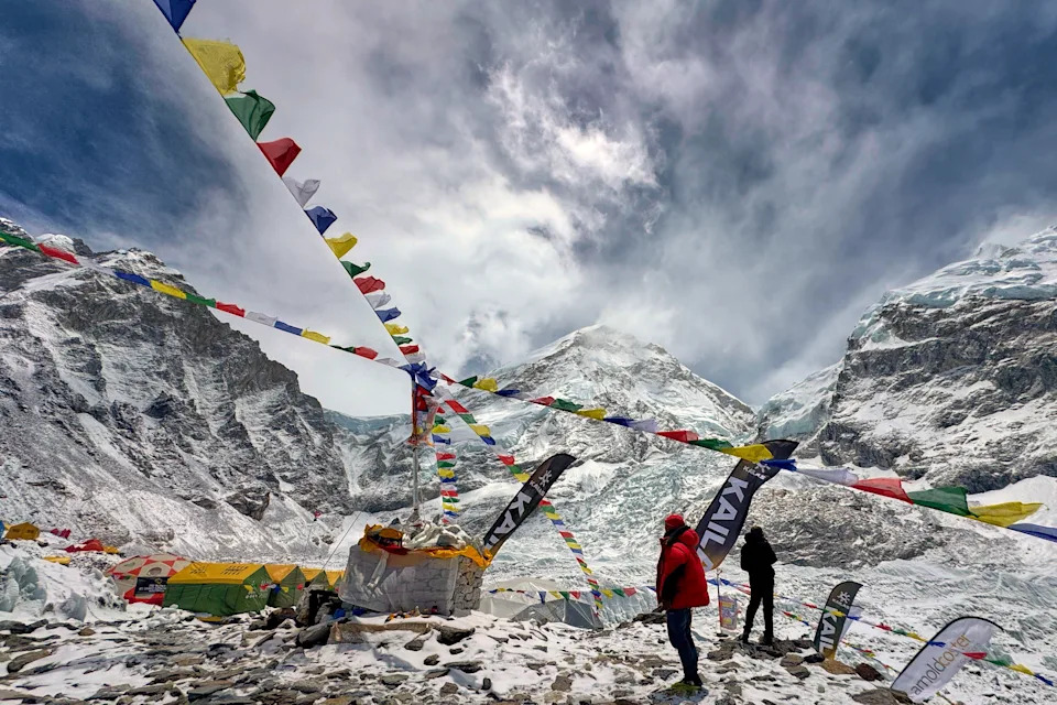 Everest: Stotine Penjača Uprkos Opasnom Seraku i Rastućim Troškovima