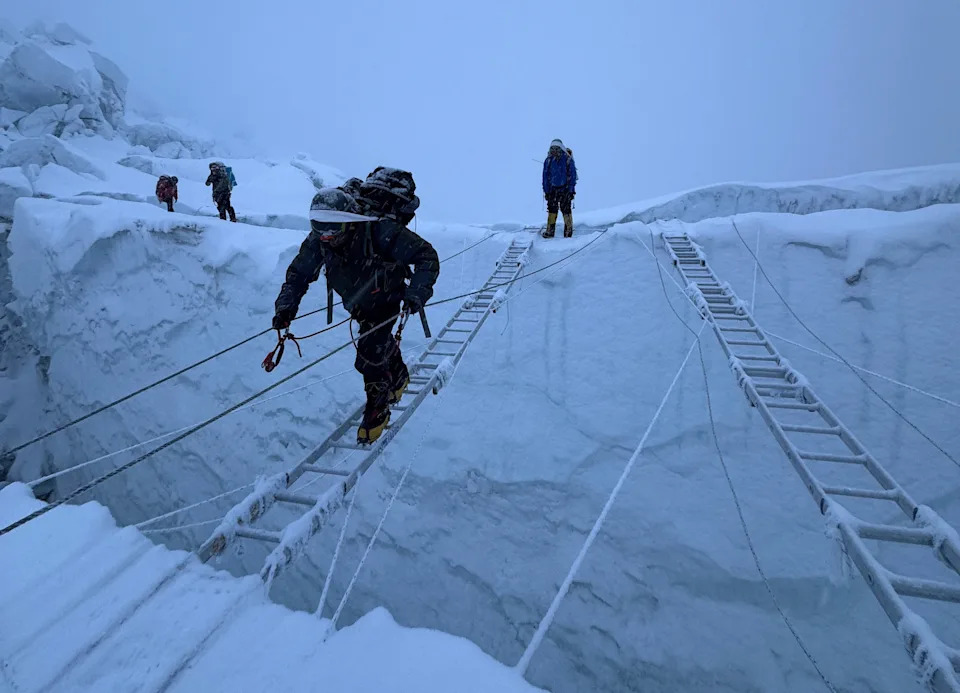 Everest: Stotine Penjača Uprkos Opasnom Seraku i Rastućim Troškovima