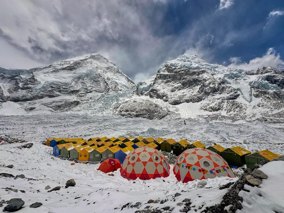 Everest: Stotine Penjača Uprkos Opasnom Seraku i Rastućim Troškovima