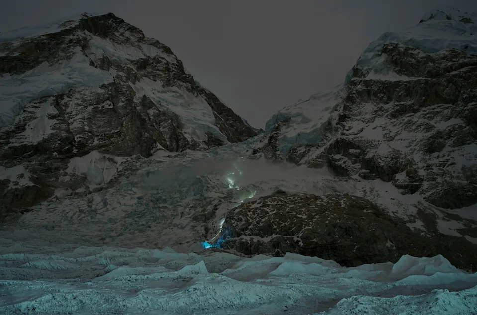 Everest: Stotine Penjača Uprkos Opasnom Seraku i Rastućim Troškovima