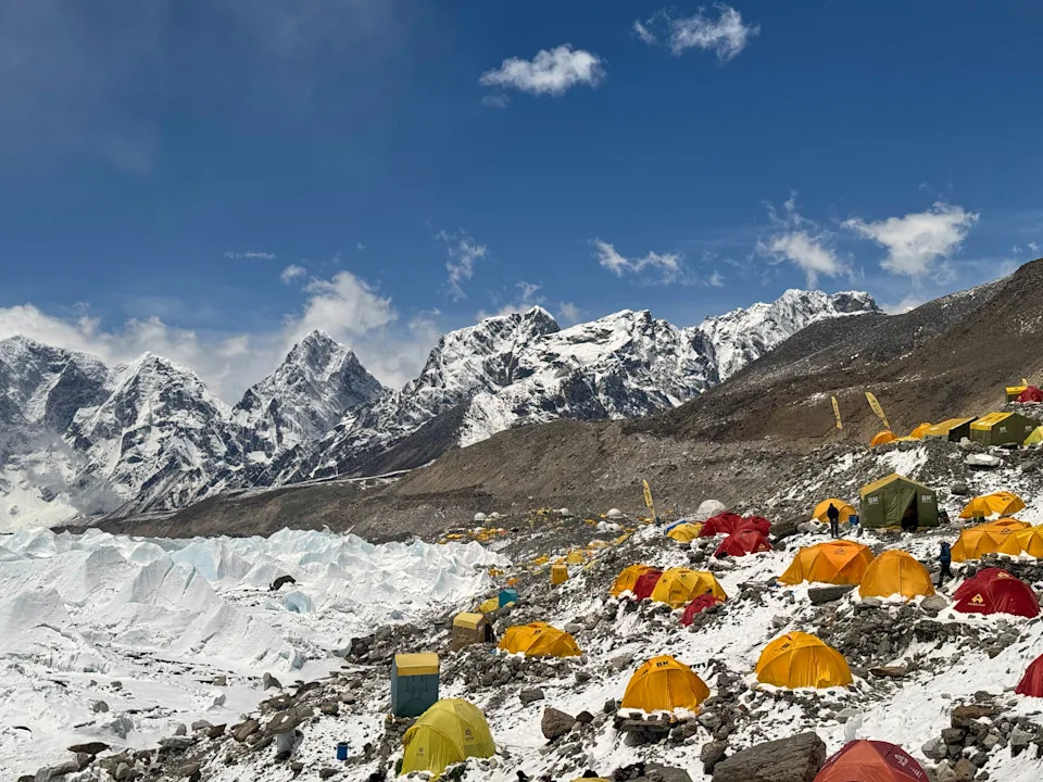 Everest: Stotine Penjača Uprkos Opasnom Seraku i Rastućim Troškovima