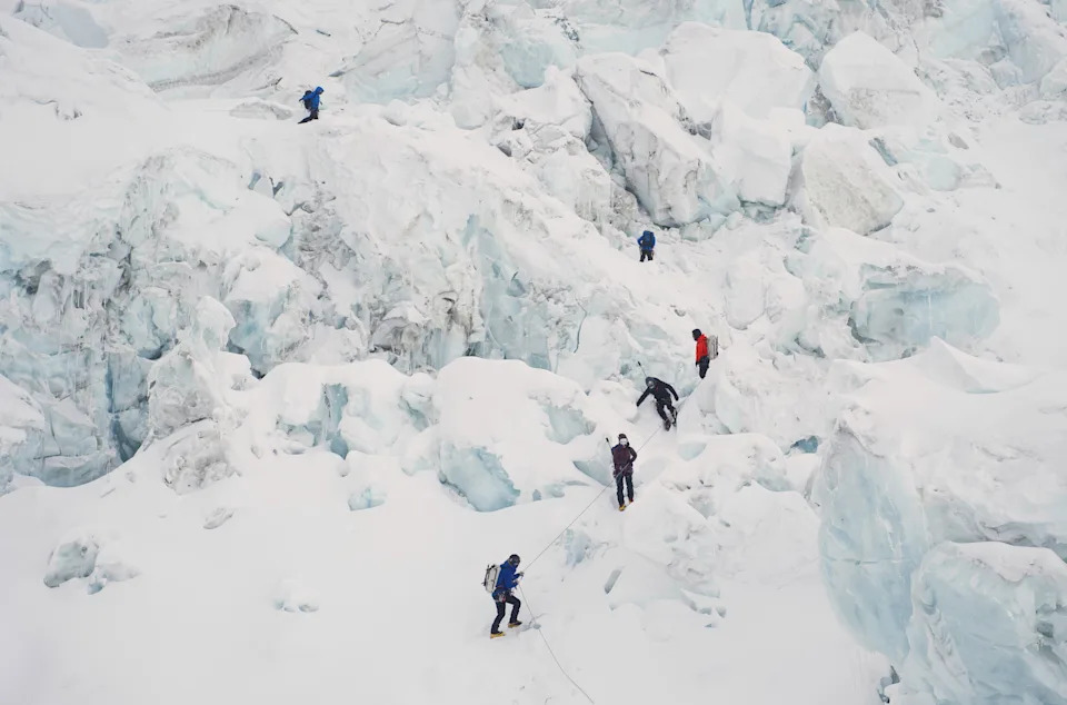 Everest: Stotine Penjača Uprkos Opasnom Seraku i Rastućim Troškovima