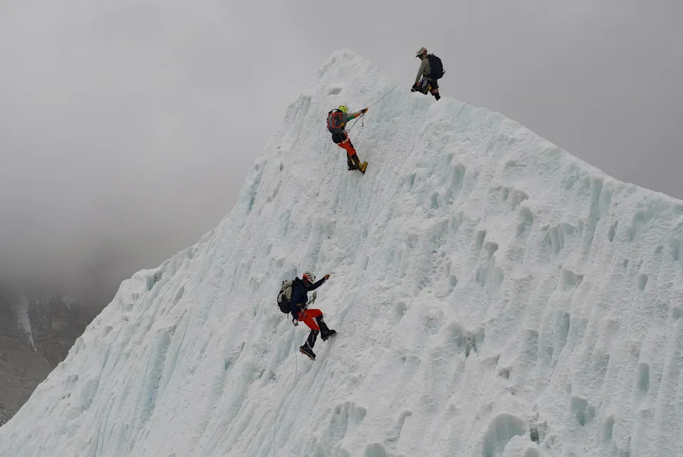 Everest: Stotine Penjača Uprkos Opasnom Seraku i Rastućim Troškovima