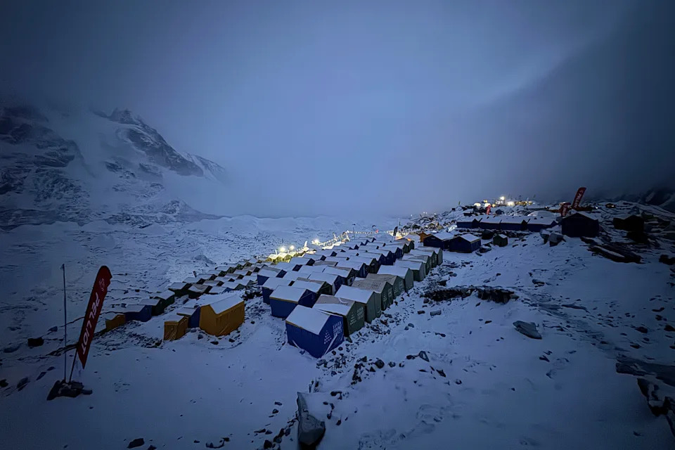 Everest: Stotine Penjača Uprkos Opasnom Seraku i Rastućim Troškovima
