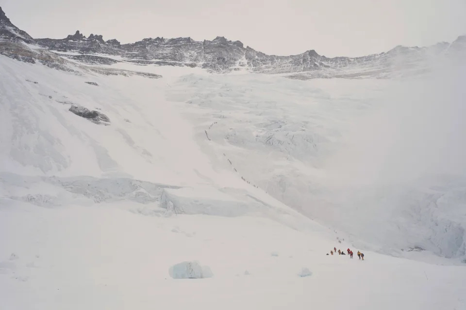 Everest: Stotine Penjača Uprkos Opasnom Seraku i Rastućim Troškovima