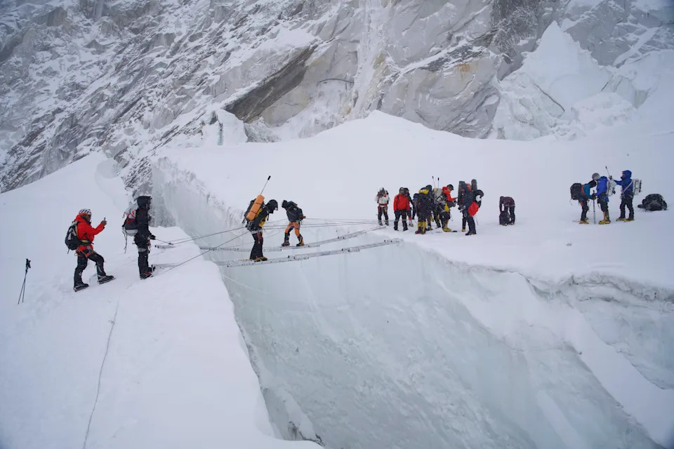 Everest: Stotine Penjača Uprkos Opasnom Seraku i Rastućim Troškovima