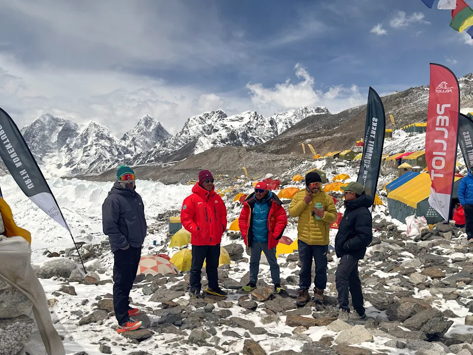 Everest: Stotine Penjača Uprkos Opasnom Seraku i Rastućim Troškovima