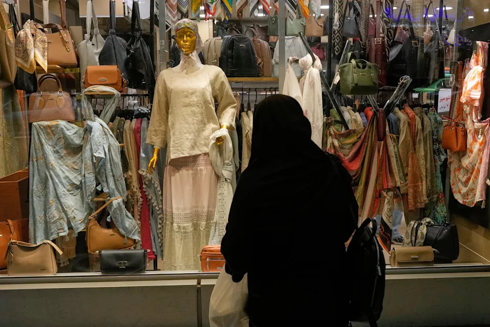 Soaring Inflation and Economic Collapse Threaten Iran's Homefront Amid War and US Blockade