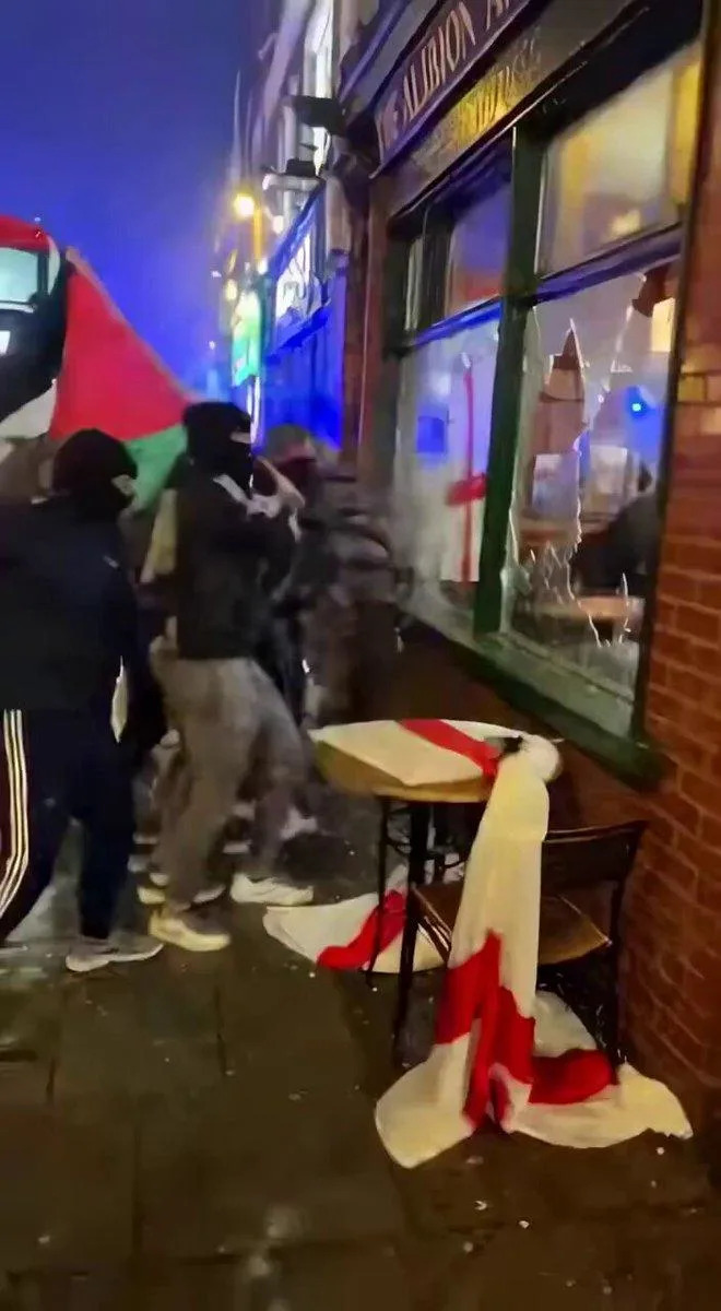 Provera činjenica: Video o razbijanju paba Albion Arms u Londonu verovatno je AI-falsifikat