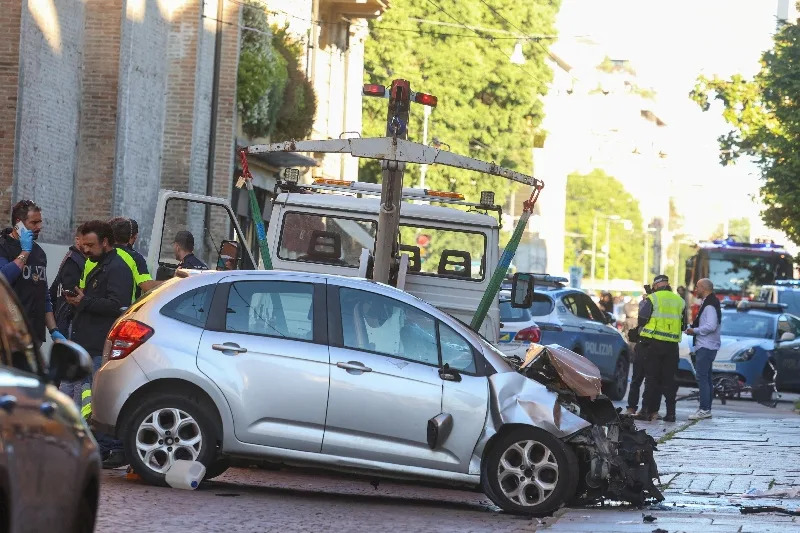 Tragican incident u Modeni: Automobil namerno uleteo među pešake — najmanje 8 povređenih, vozač uhapšen