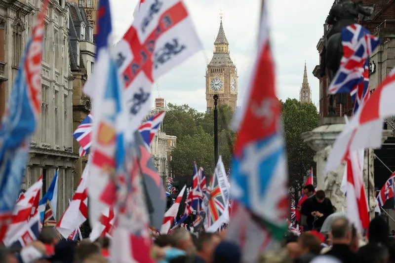 Desetine Hiljada Marširalo Kroz London: Odvojeni Protesti Protiv Imigracije I U Podršku Palestincima