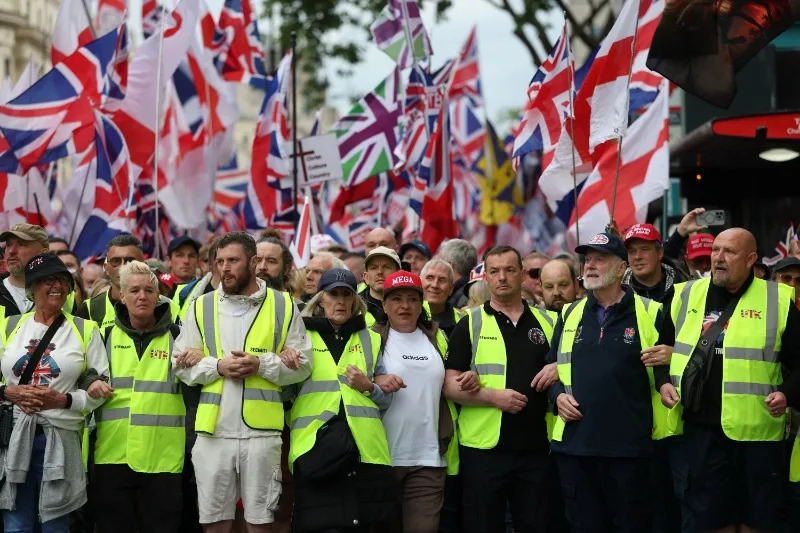 Desetine Hiljada Marširalo Kroz London: Odvojeni Protesti Protiv Imigracije I U Podršku Palestincima