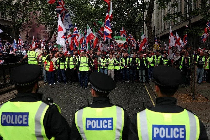 Desetine Hiljada Marširalo Kroz London: Odvojeni Protesti Protiv Imigracije I U Podršku Palestincima
